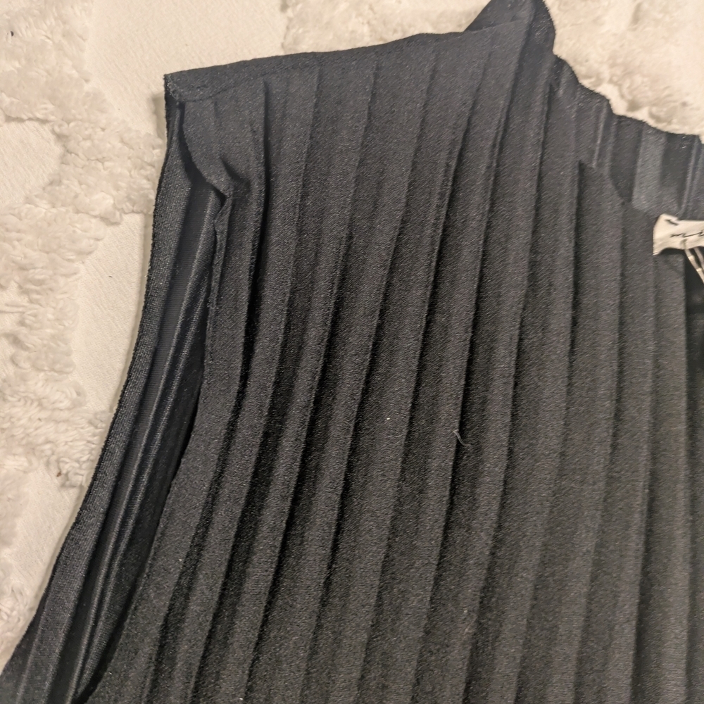 Elegant Black Midi Dress - Picture 3 of 3